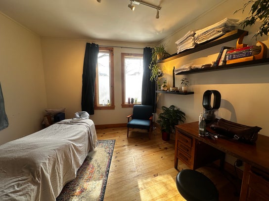 Massage image for Oliver Bee RMT