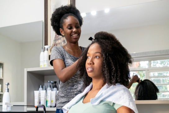 Tyypin Hair Salon palvelun kuva liikkeelle Beautiful African hair braiding