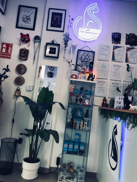 Foto de Tatuajes y piercings para Suka Tattoo Studio