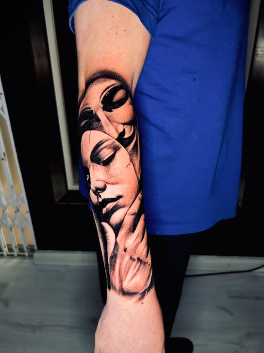 Foto de Tatuajes y piercings para Vivid Ink Tattoo Studio