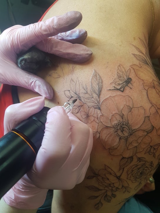 Immagine di Studio di tatuaggi per Les Oiseaux Noirs (Tattoo Shop)