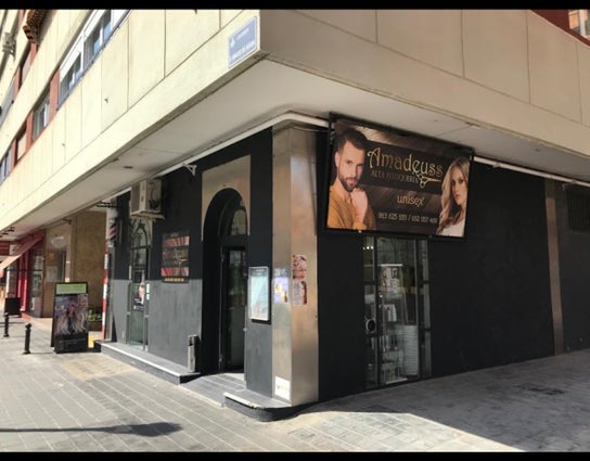 Tyypin Hair Salon palvelun kuva liikkeelle Peluquería Amadeuss
