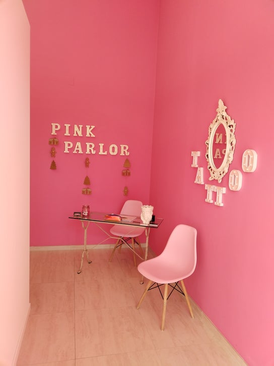 Afbeelding Tatoeages en piercings voor The Pink Parlor Tattoo