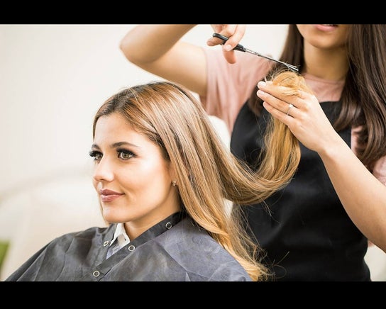 Tyypin Hair Salon palvelun kuva liikkeelle Candi's Salon