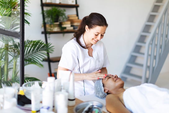 Beauty Salon image for Benefit Cosmetics Brow Bar Counter