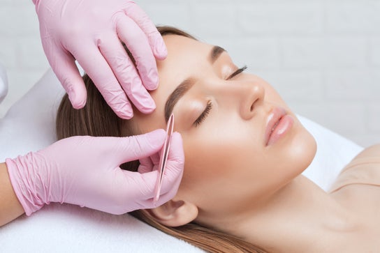 Tyypin Kulmakarvat ja silmäripset palvelun kuva liikkeelle Resy Beauty Studio