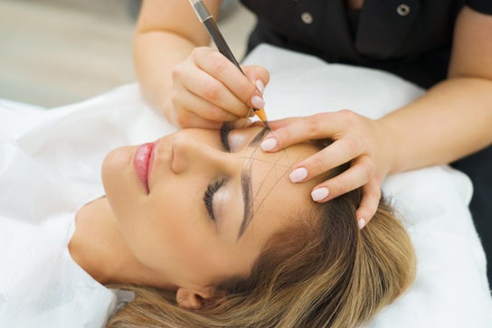 Tyypin Kulmakarvat ja silmäripset palvelun kuva liikkeelle A Lash Place