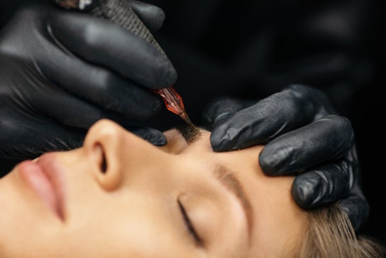Tyypin Kulmakarvat ja silmäripset palvelun kuva liikkeelle Pmu Skin Laser Clinic