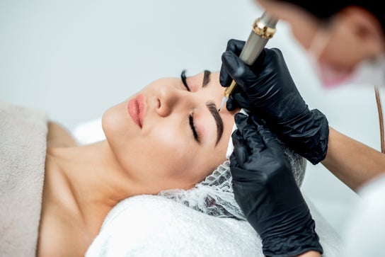 Eyebrows & Lashes image for Benefit Cosmetics BrowBar Lounge, Marina Bay Sands