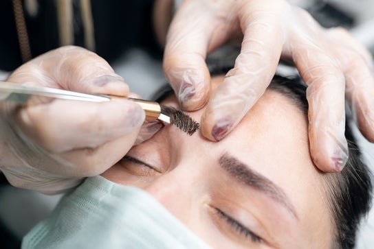 Tyypin Kulmakarvat ja silmäripset palvelun kuva liikkeelle Bar à Sourcils - Benefit Brow Bar Marseille St Ferreol