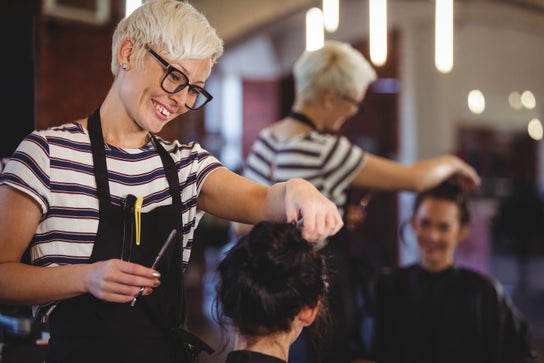 Tyypin Hair Salon palvelun kuva liikkeelle Studio Fryzur Testa