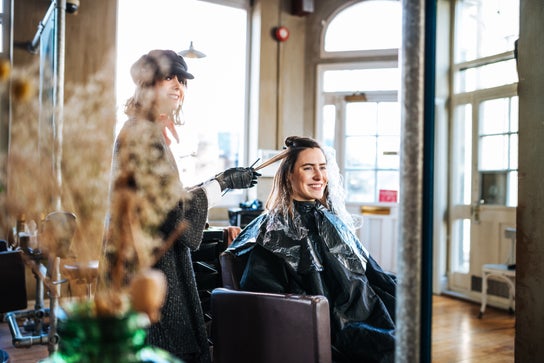 Tyypin Hair Salon palvelun kuva liikkeelle Acconciature Di Campana Sonia