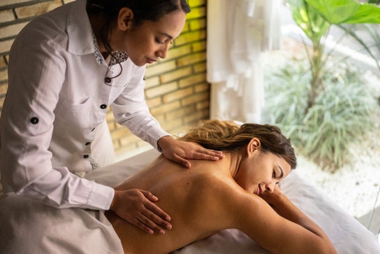 Immagine di Massaggio per Institut Isabelle MARACHE - Drainage Lymphatique et Remodelage (Méthode Renata Franca) - Réflexologie - Facials
