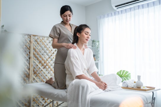 Foto de Masajes para Dans la lampe:Massage Californien,ayurvédique,Soin énergétique,Reiki, Réflexologie plantaire, Accompagnement Périnatal