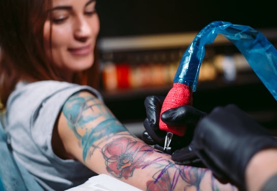 Tyypin Tatuointi ja lävistys palvelun kuva liikkeelle Ayinni Estética & Laser - Remoção de Micropigmentação e Tatuagens - Design de Sobrancelha e Depilação LED