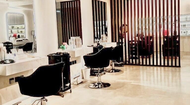Spacious and modern interior of Pearl Box Salon - صالون صندوق اللؤلؤ, Riyadh, Riyadh Province, SA.