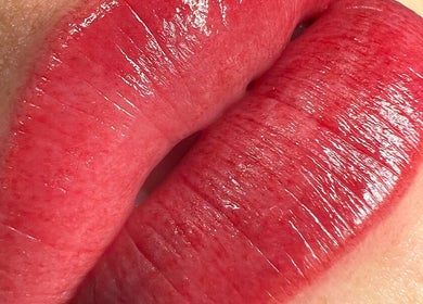 Labios rojos brillantes tratados en GMD Microblading Studio, Puerto Vallarta, Jalisco, MX.