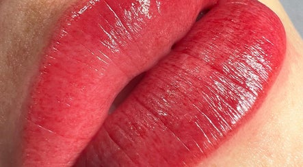 Labios rojos brillantes tratados en GMD Microblading Studio, Puerto Vallarta, Jalisco, MX.
