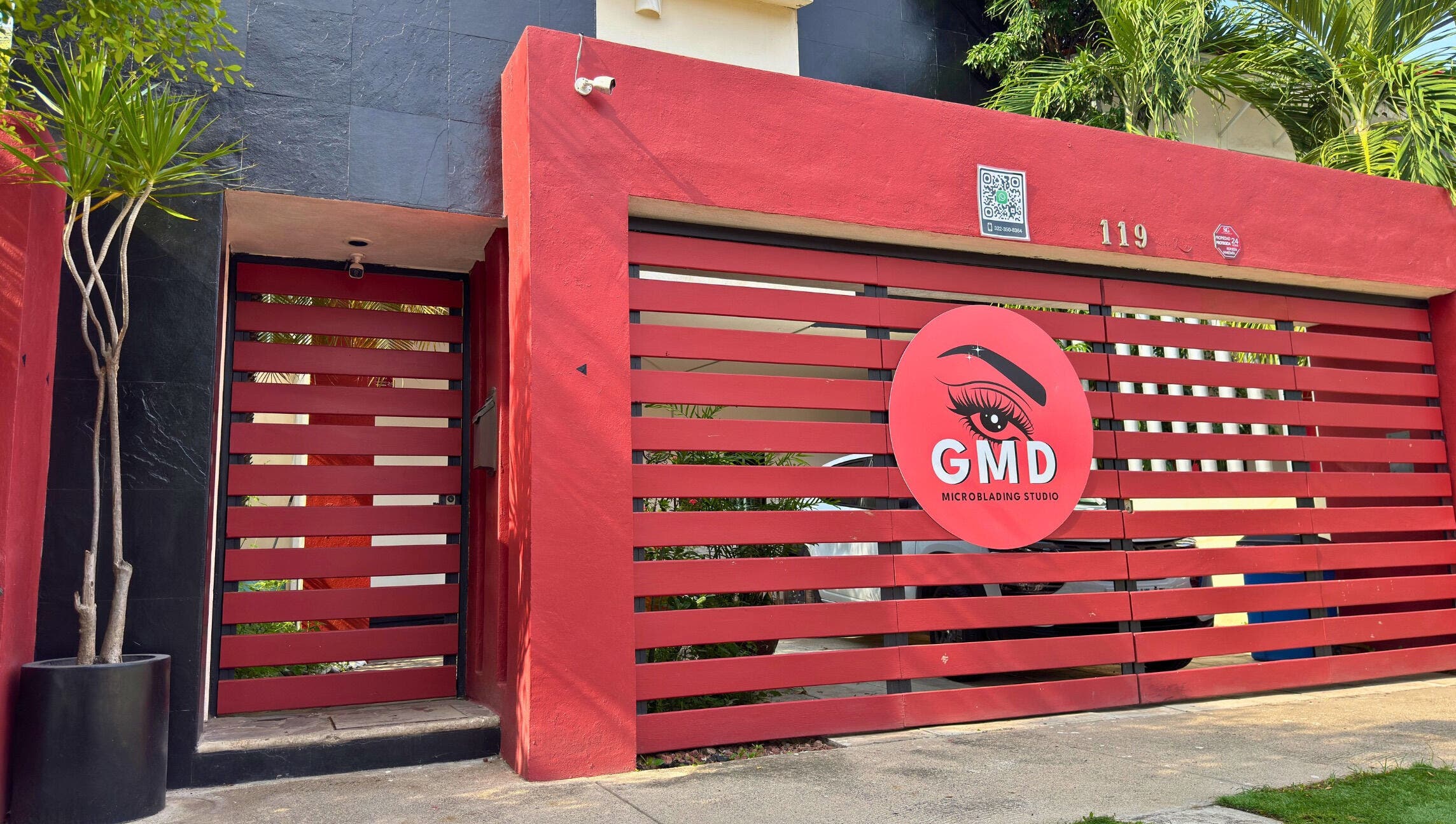 Entrada moderna de 🔴GMD Microblading Studio en Puerto Vallarta, Jalisco, MX, con diseño en rojo y negro.