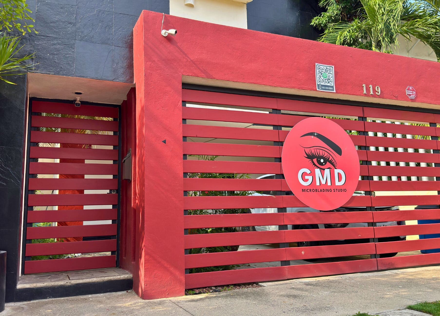 Entrada moderna de 🔴GMD Microblading Studio en Puerto Vallarta, Jalisco, MX, con diseño en rojo y negro.