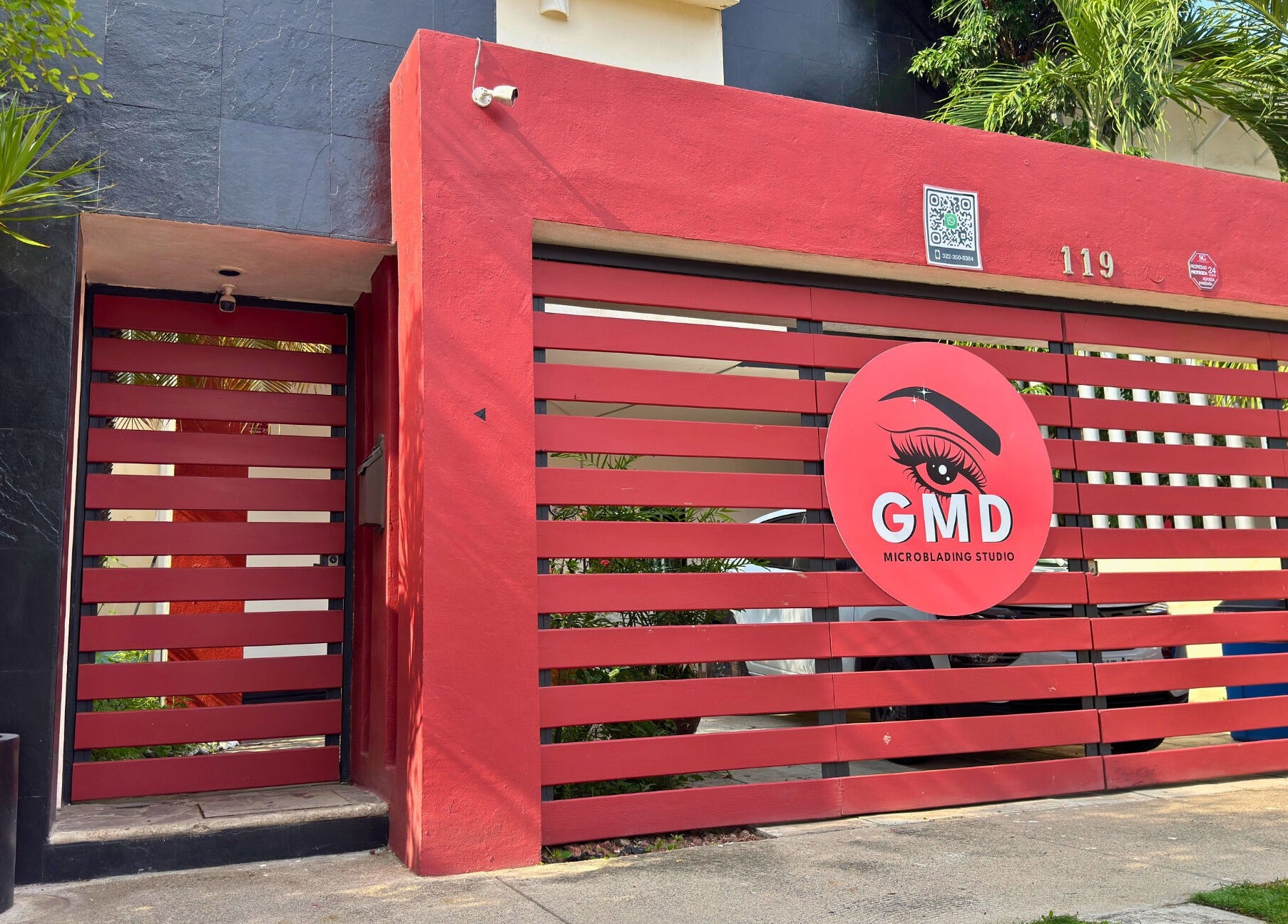 Entrada moderna de 🔴GMD Microblading Studio en Puerto Vallarta, Jalisco, MX, con diseño en rojo y negro.