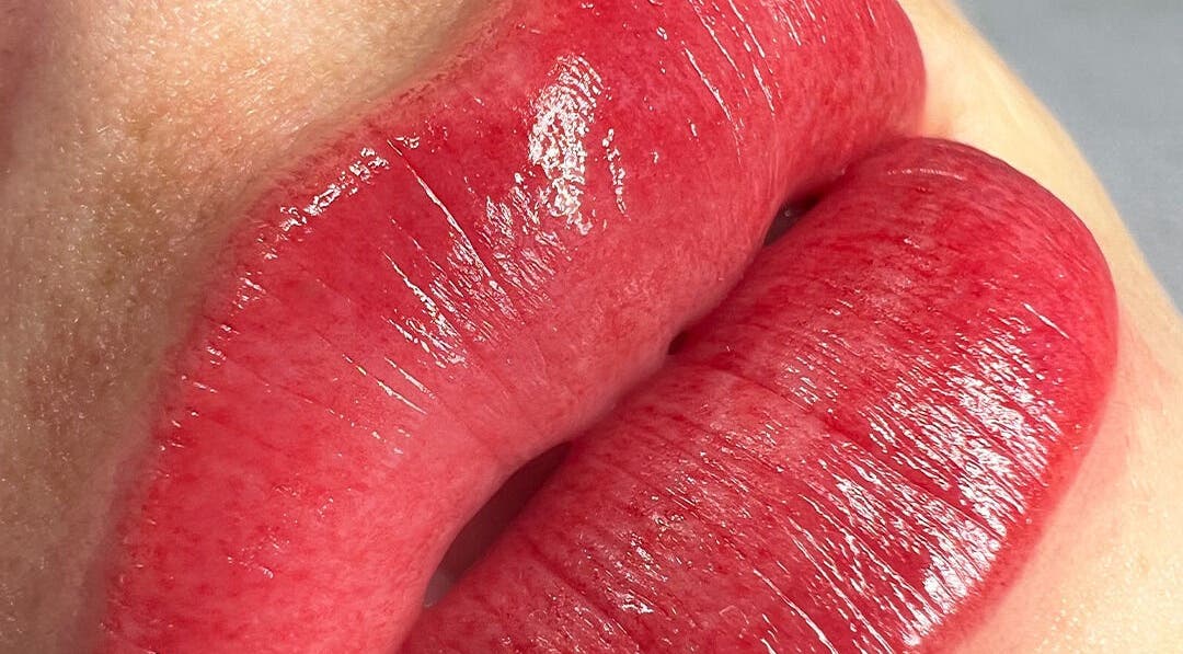 Labios perfectamente teñidos en 🔴GMD Microblading Studio, Puerto Vallarta, Jalisco, MX.