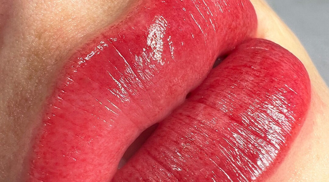 Labios perfectamente teñidos en 🔴GMD Microblading Studio, Puerto Vallarta, Jalisco, MX.