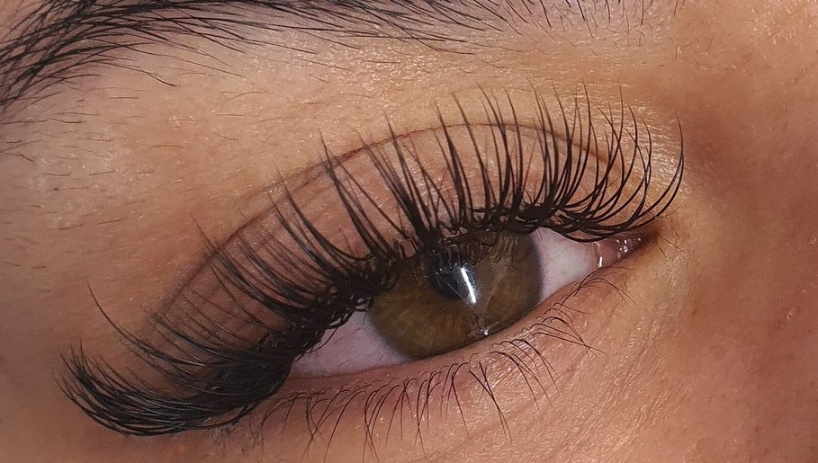 Imagen 1 de Eyelash Extensions by Charlotte Studio