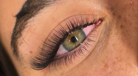 Imagen 2 de Eyelash Extensions by Charlotte Studio