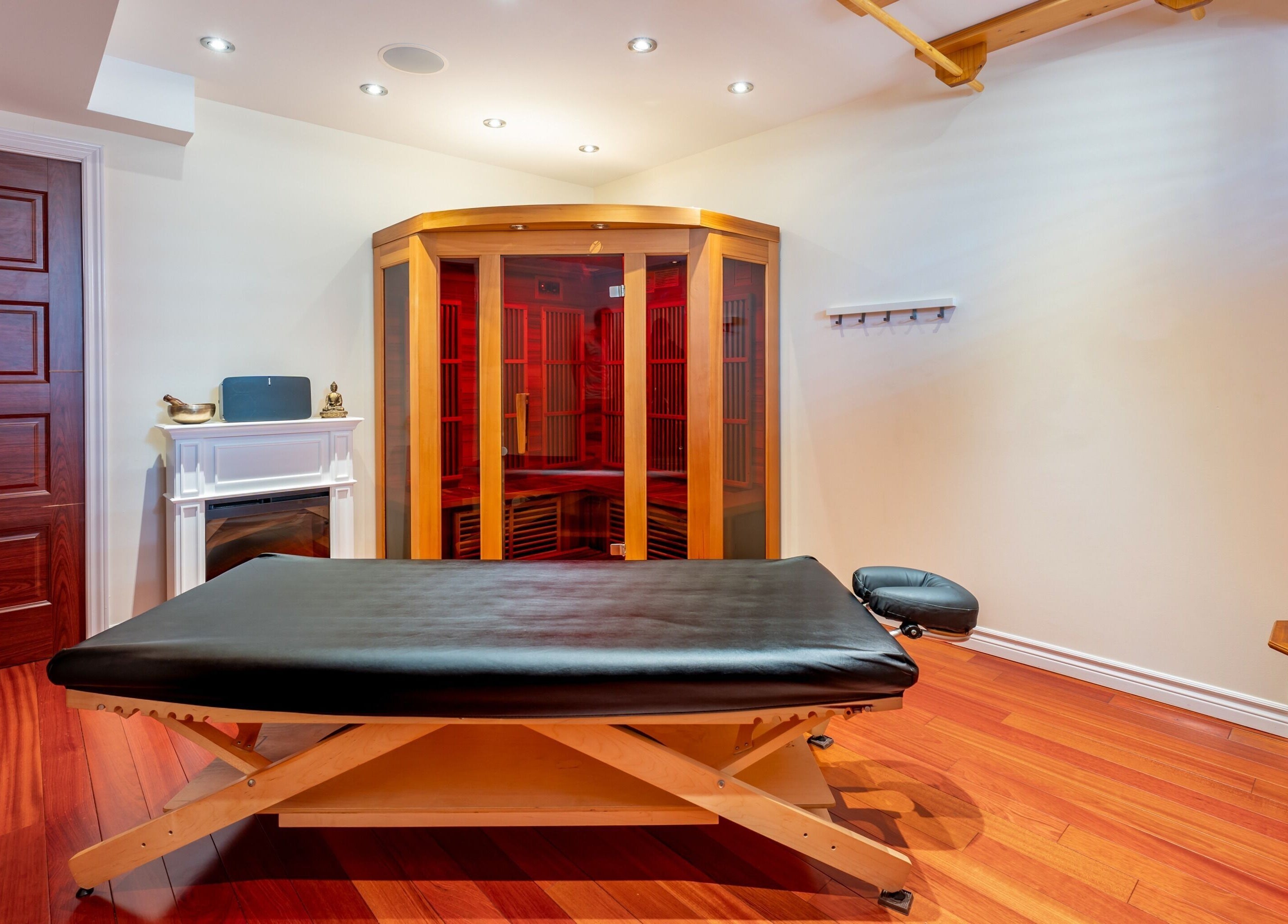 Intérieur apaisant avec table de massage à Vibrations Om - St-Laurent (de l'Église), Montréal, Québec, CA.