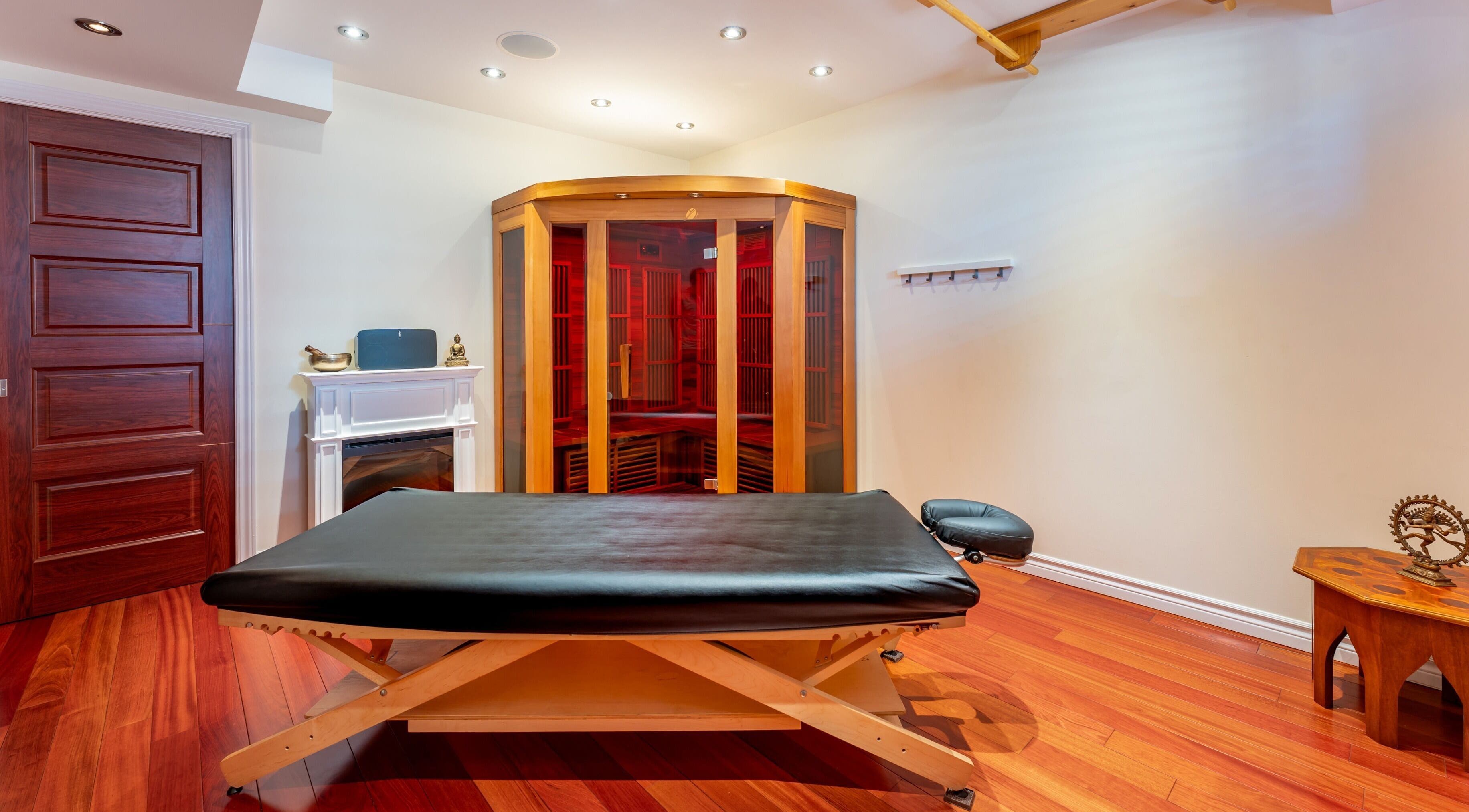 Intérieur apaisant avec table de massage à Vibrations Om - St-Laurent (de l'Église), Montréal, Québec, CA.