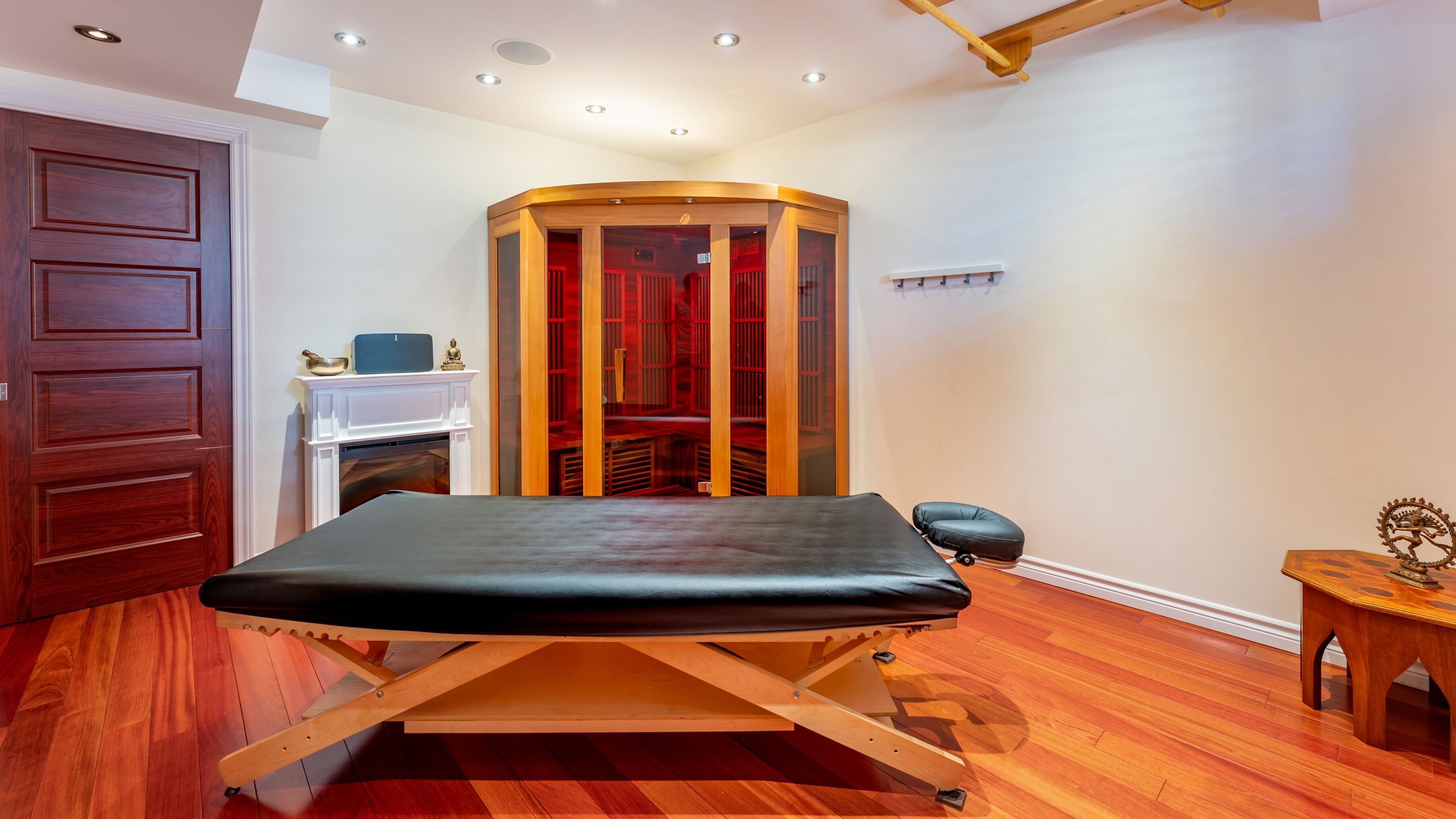 Intérieur apaisant avec table de massage à Vibrations Om - St-Laurent (de l'Église), Montréal, Québec, CA.