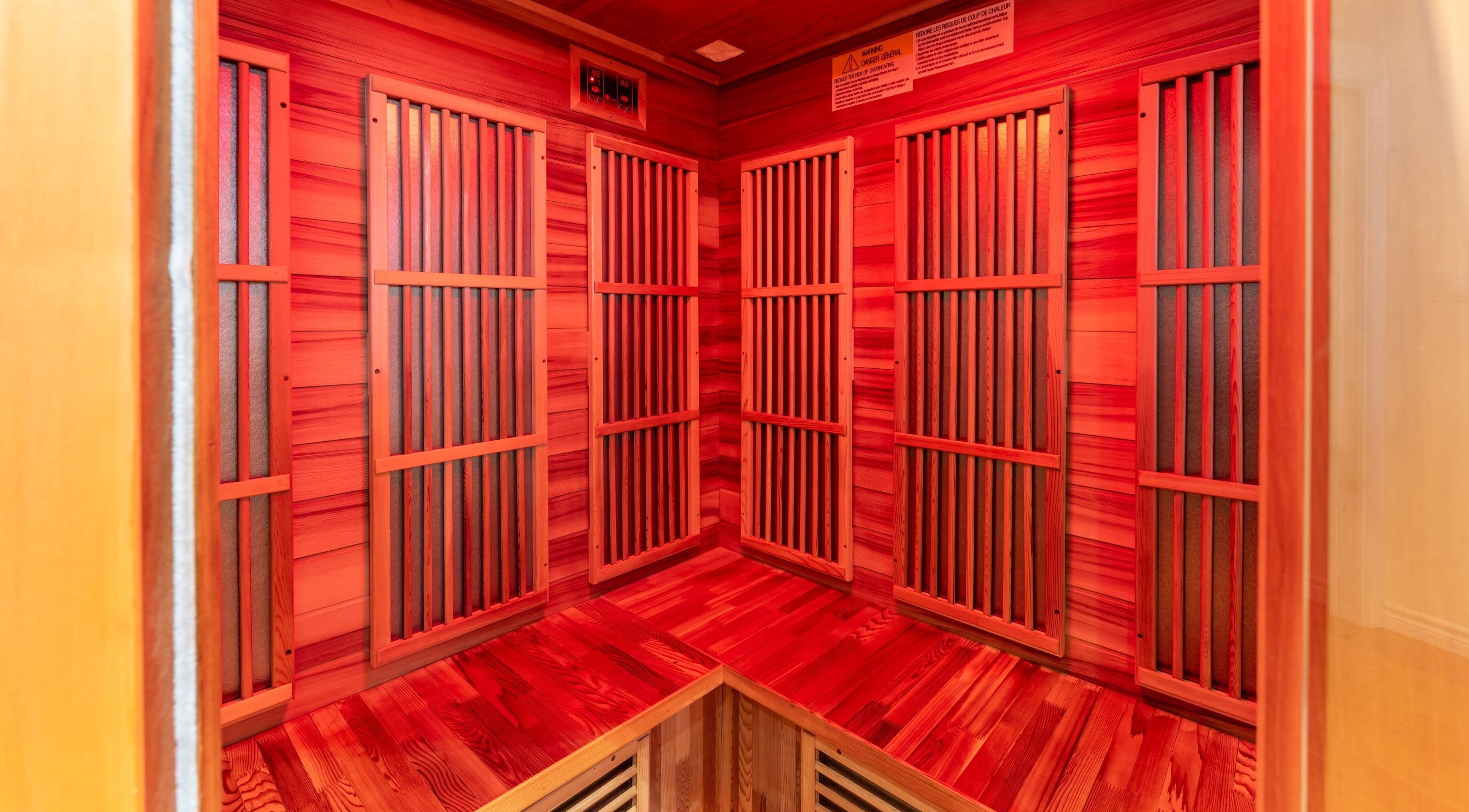 Sauna lumineux chez Vibrations Om - St-Laurent (de l'Église), Montréal, Québec, CA. Relaxation assurée.
