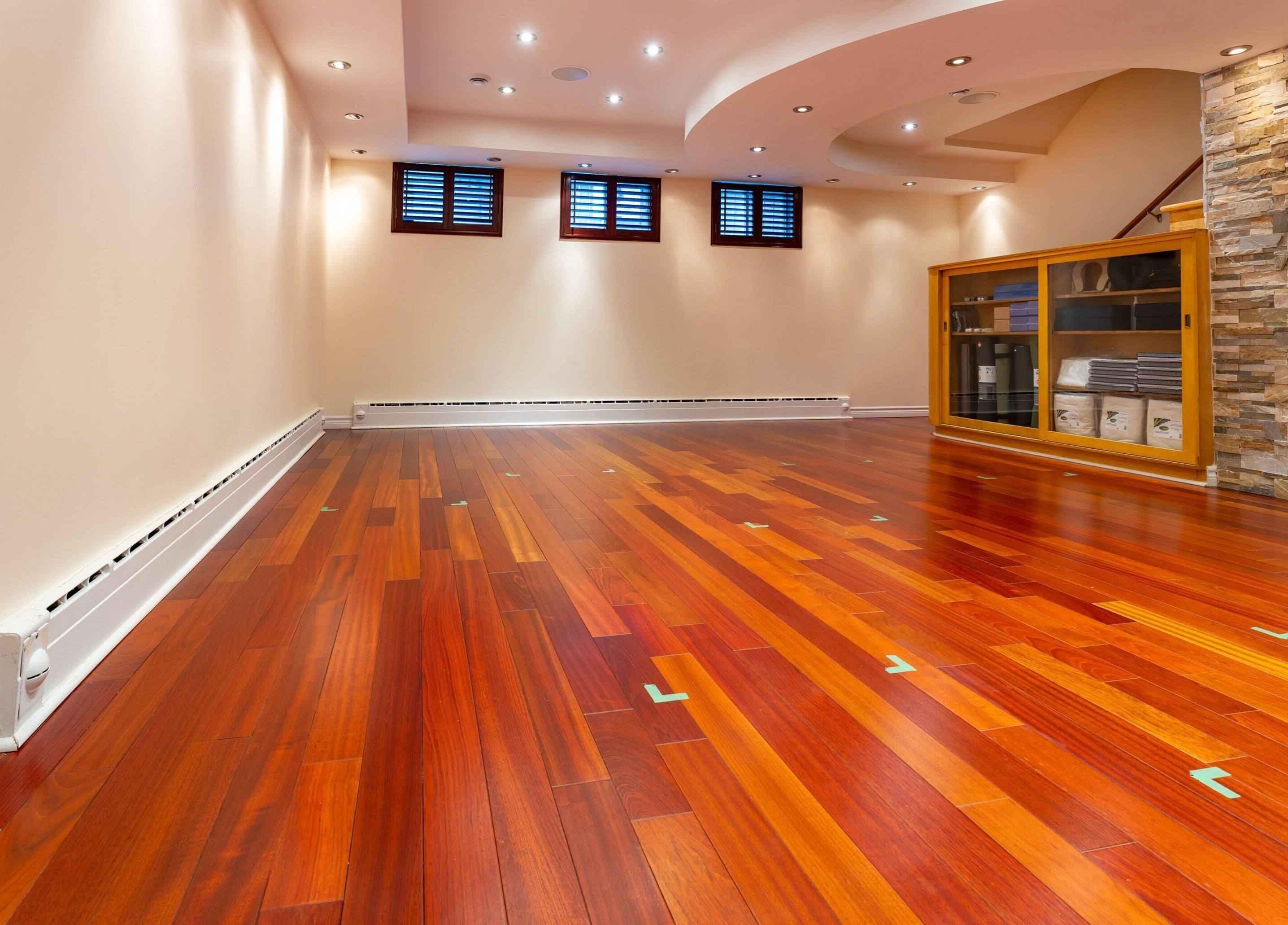 Intérieur élégant de Vibrations Om - St-Laurent (de l'Église), plancher en bois chaleureux, Montréal, Québec, CA.