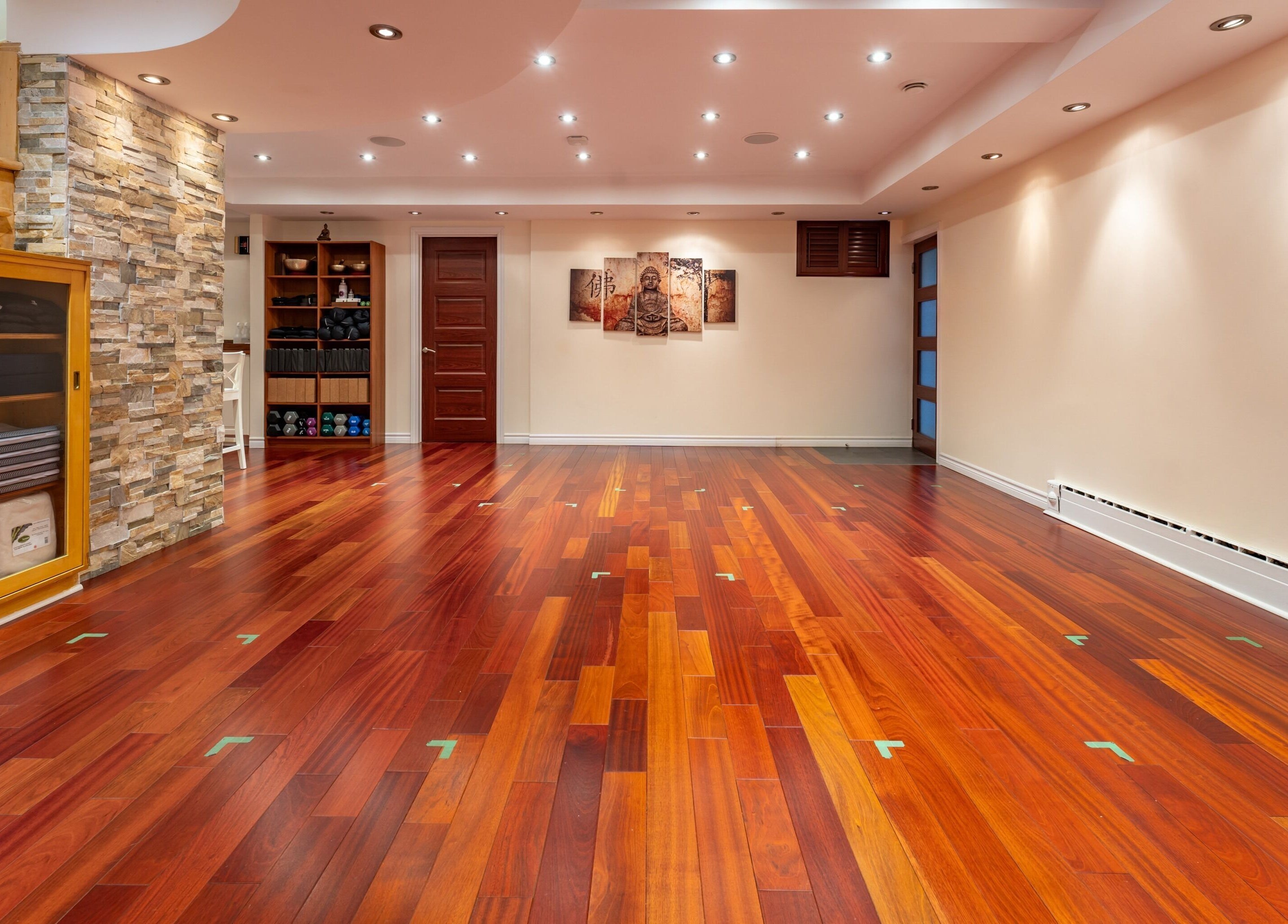 Salle spacieuse et lumineuse chez Vibrations Om - St-Laurent (de l'Église), Montréal, Québec, CA.