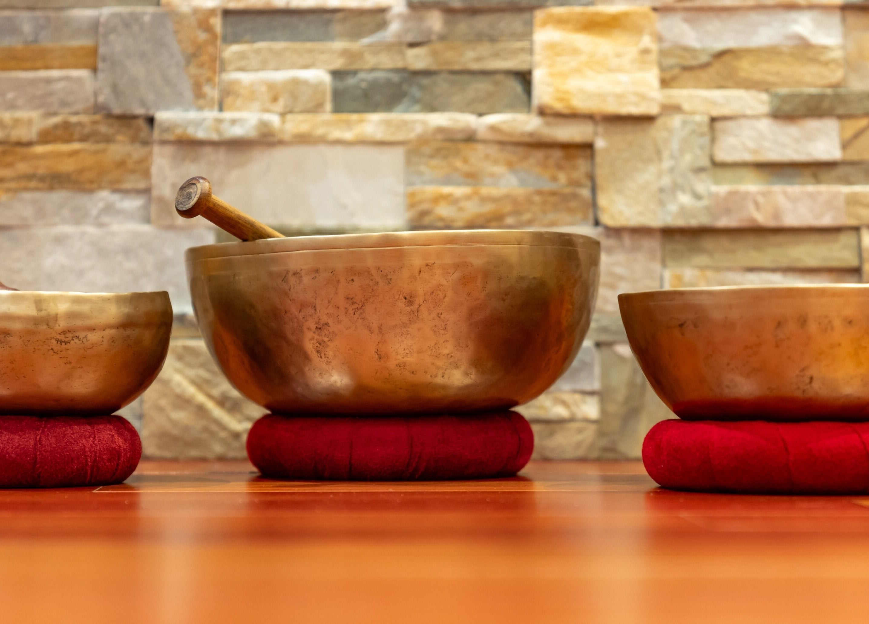 Bol chantant sur coussins rouges à Vibrations Om - St-Laurent (de l'Église), Montréal, Québec, CA.