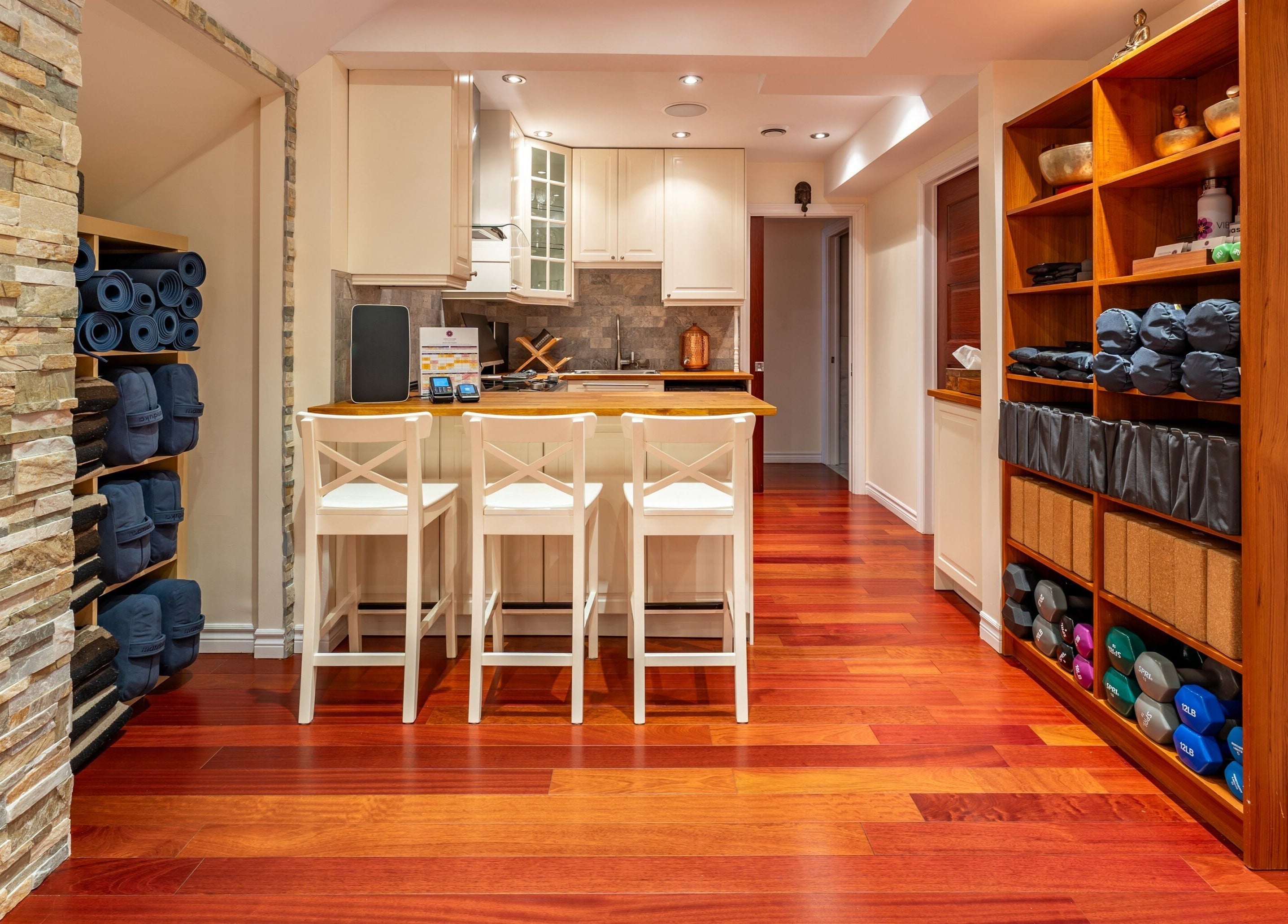 Espace d'accueil chaleureux chez Vibrations Om - St-Laurent (de l'Église), Montréal, Québec, CA.