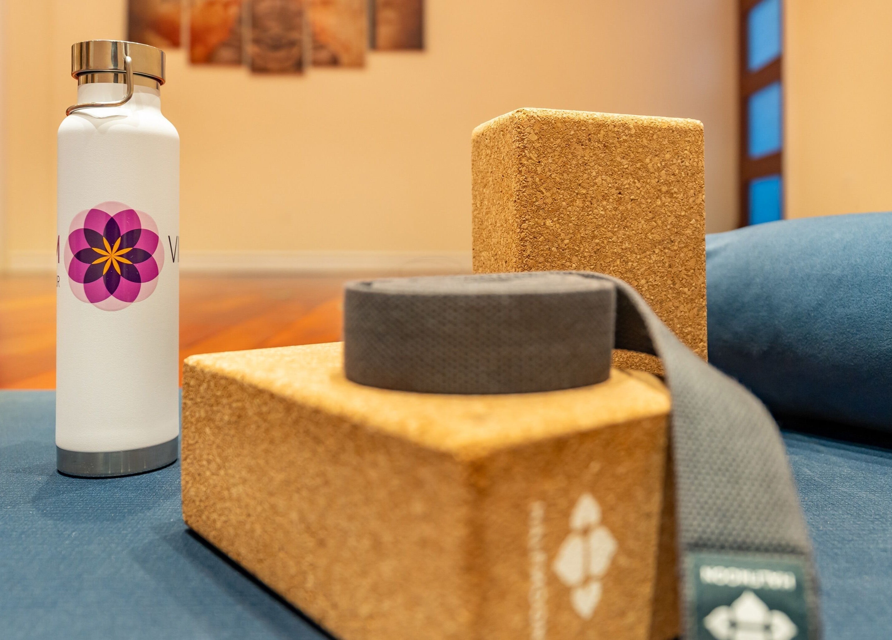 Équipements de yoga sur un tapis à Vibrations Om - St-Laurent (de l'Église), Montréal, Québec, CA.