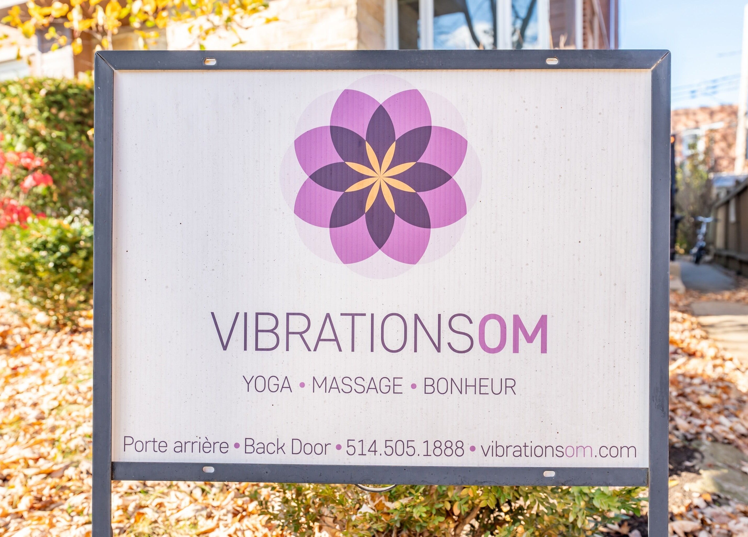 Panneau extérieur de Vibrations Om - St-Laurent (de l'Église), Montréal, Québec, CA en automne.