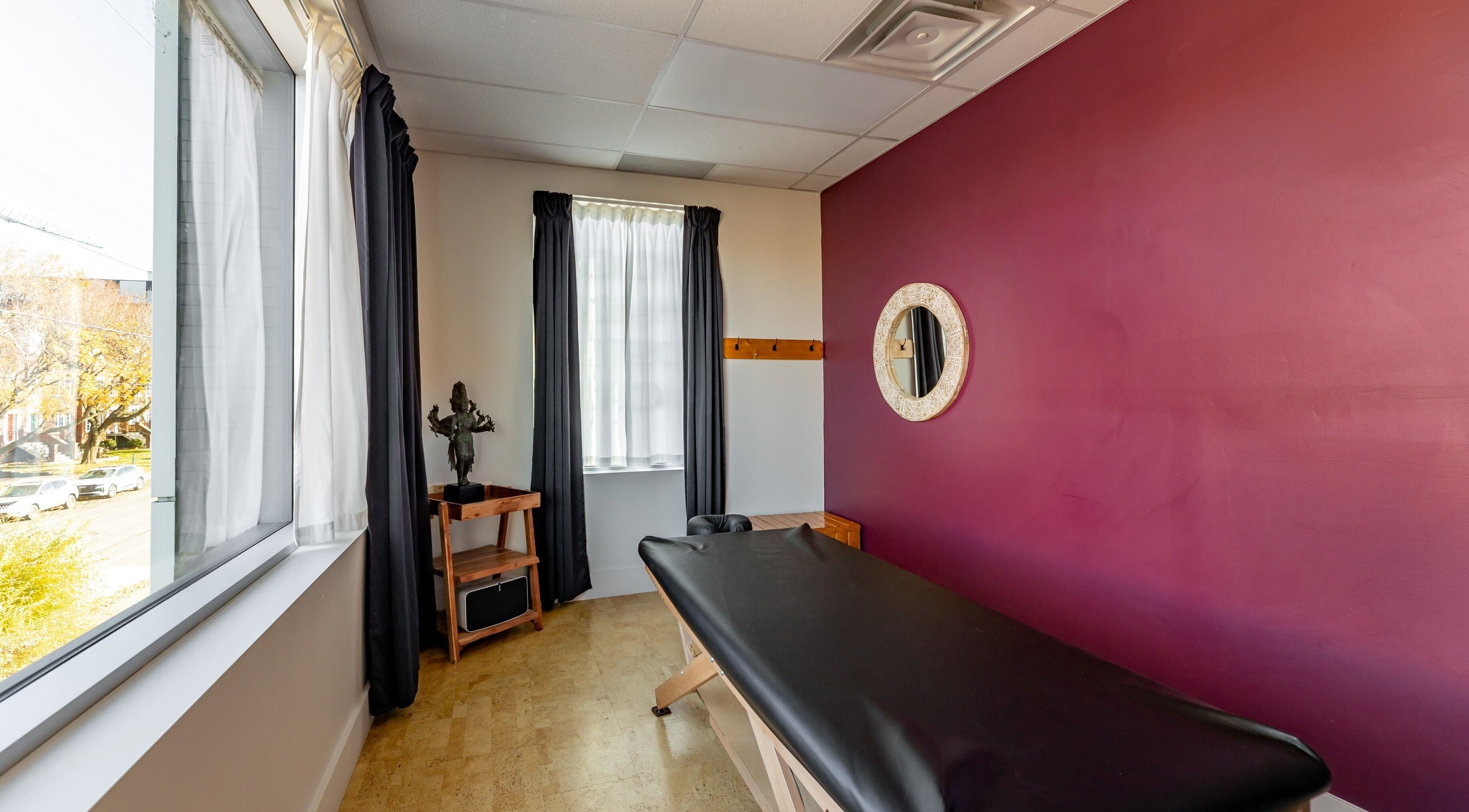 Salle de massage apaisante à Vibrations Om - Lachine, Montréal, Québec, CA avec table et décor élégant.