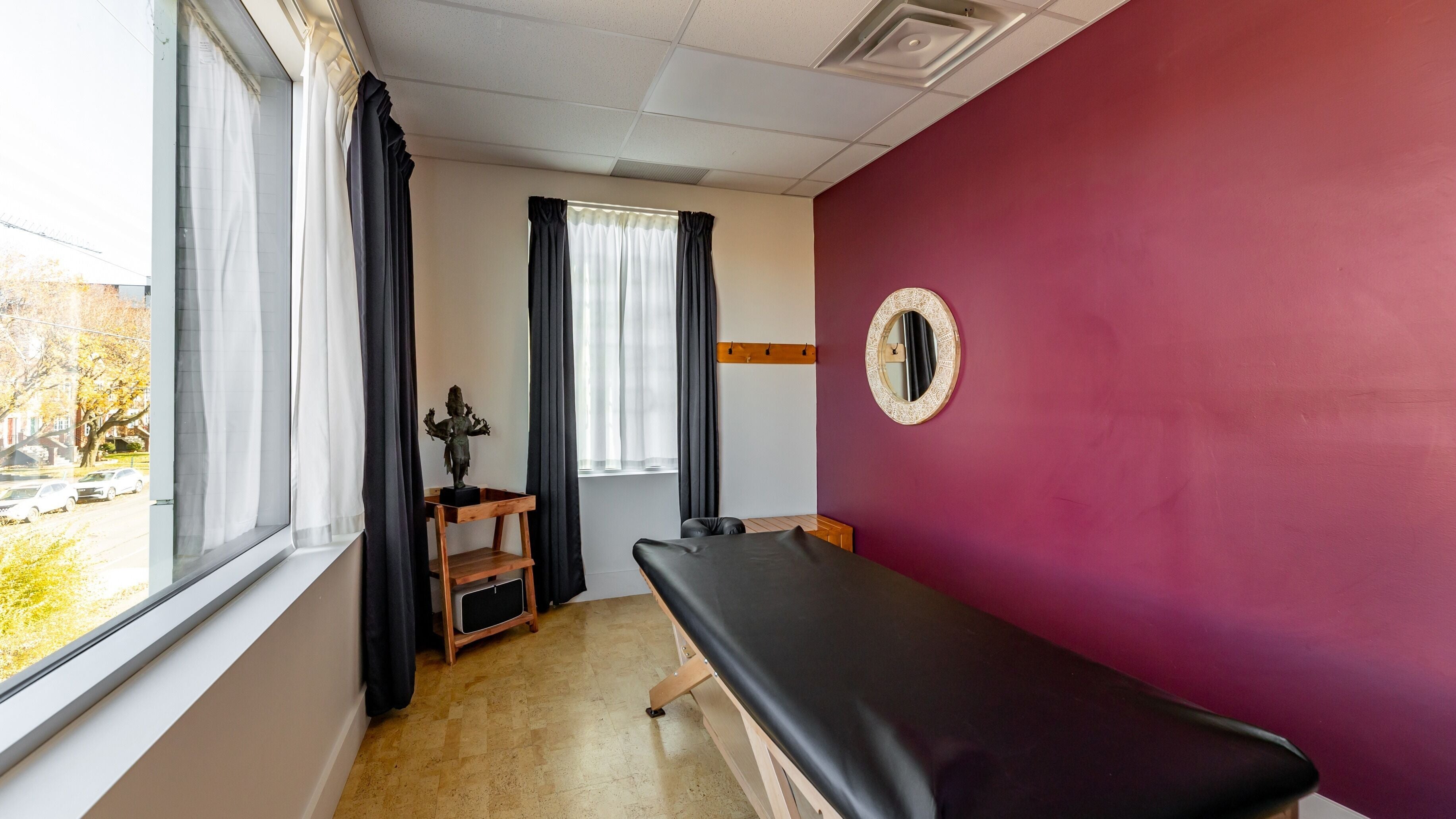 Salle de massage apaisante à Vibrations Om - Lachine, Montréal, Québec, CA avec table et décor élégant.