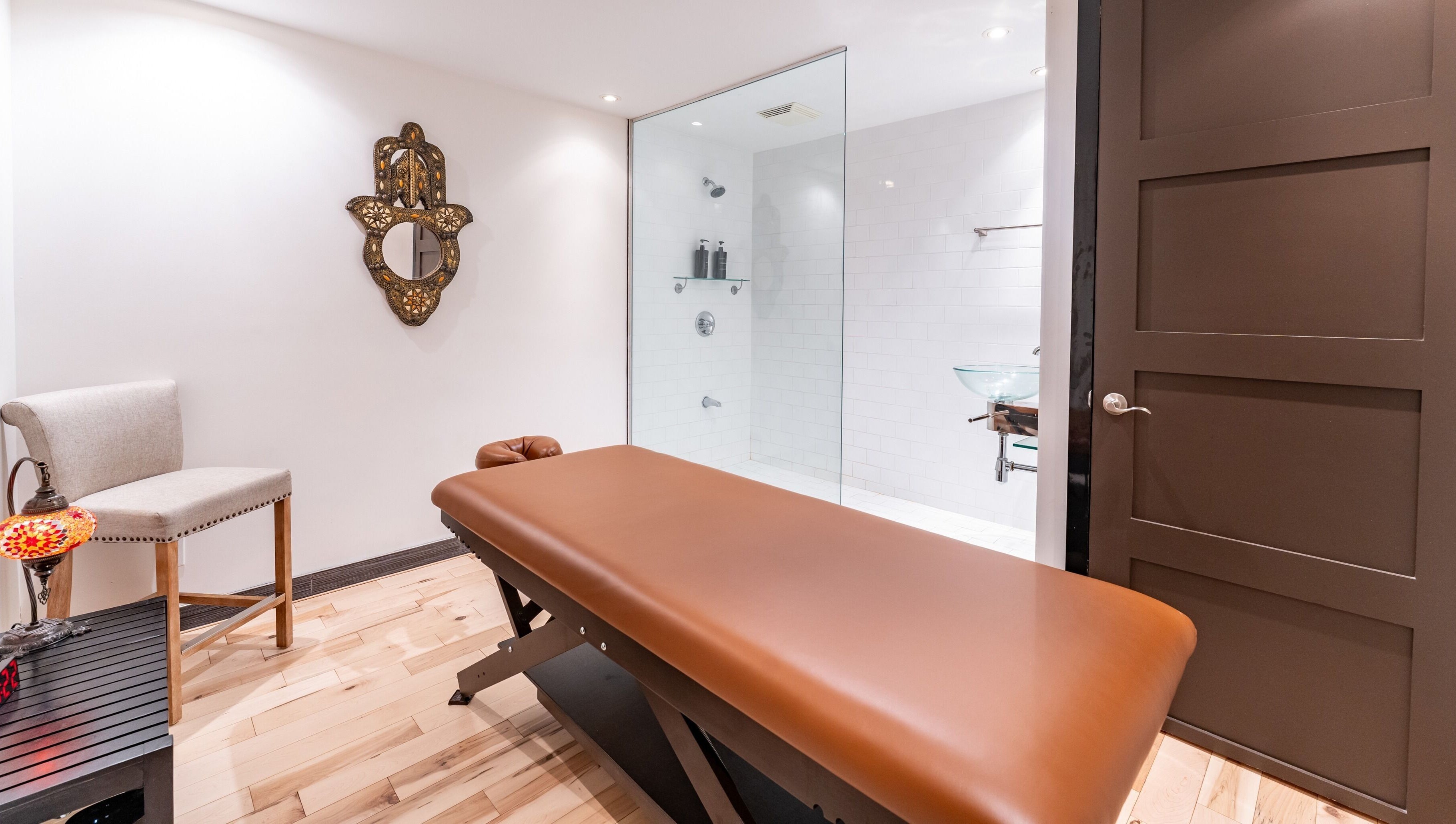 Salle de massage élégante à Vibrations Om - St. Laurent (Décarie), Montréal, Québec, CA.