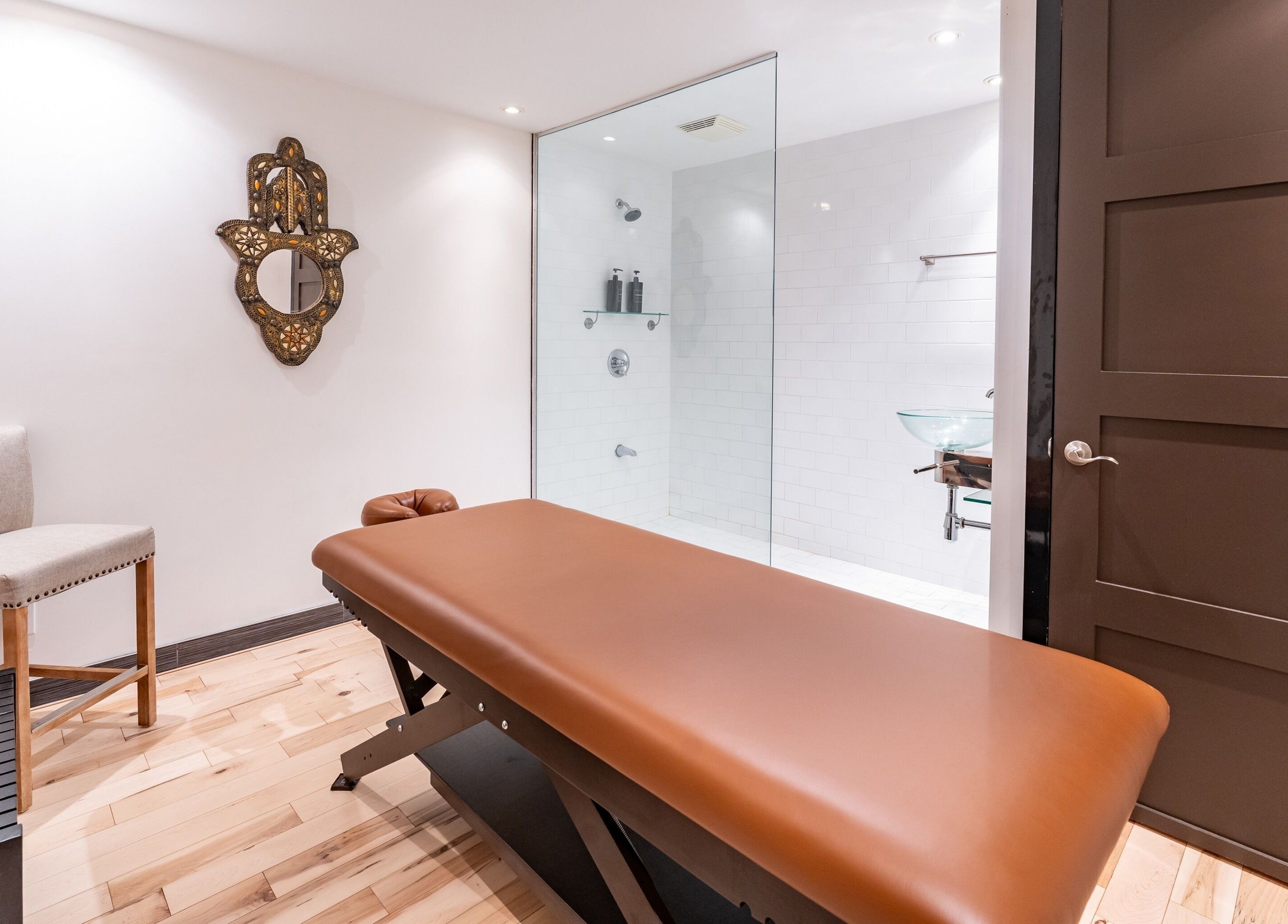 Salle de massage élégante à Vibrations Om - St. Laurent (Décarie), Montréal, Québec, CA.