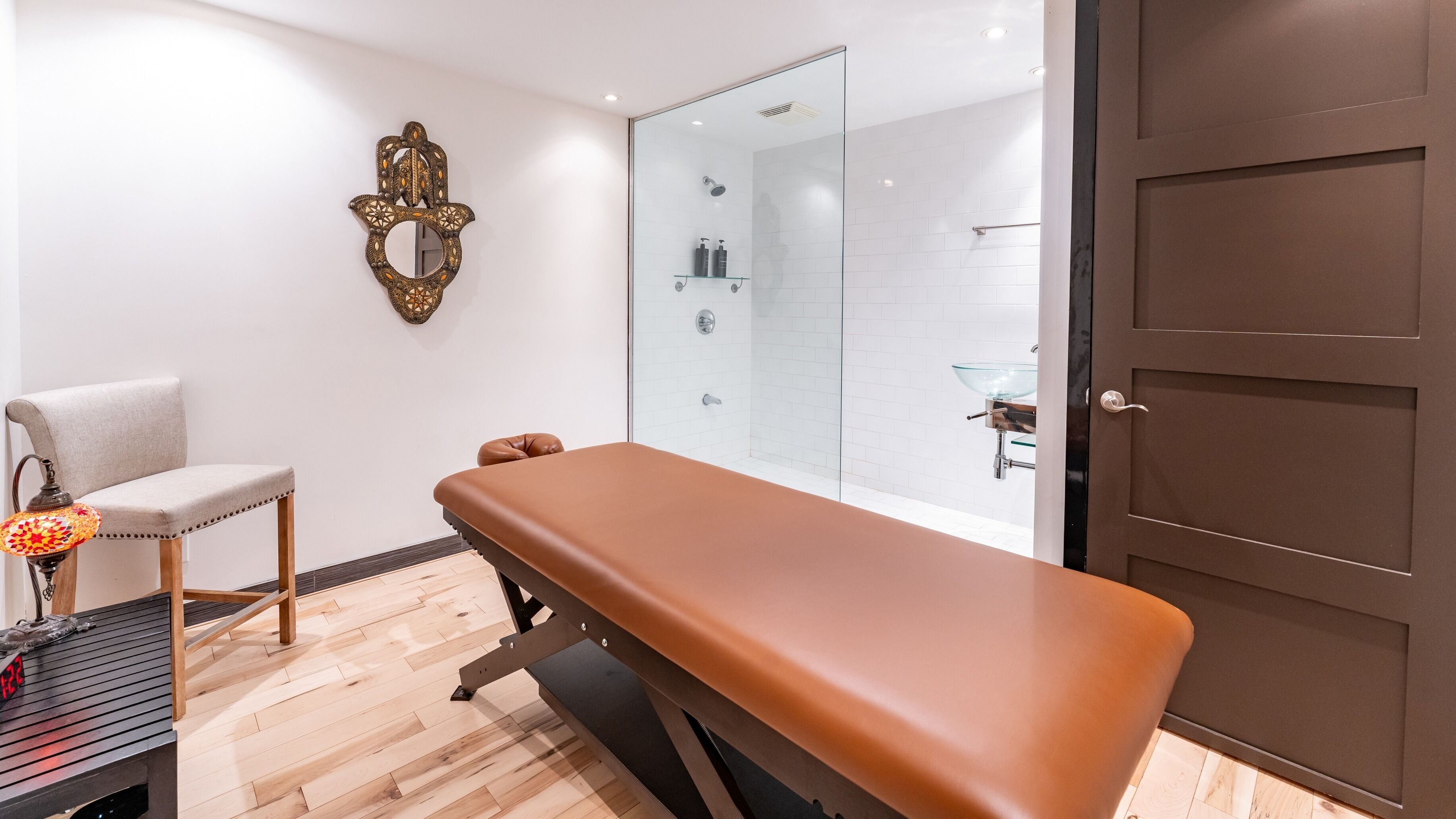 Salle de massage élégante à Vibrations Om - St. Laurent (Décarie), Montréal, Québec, CA.