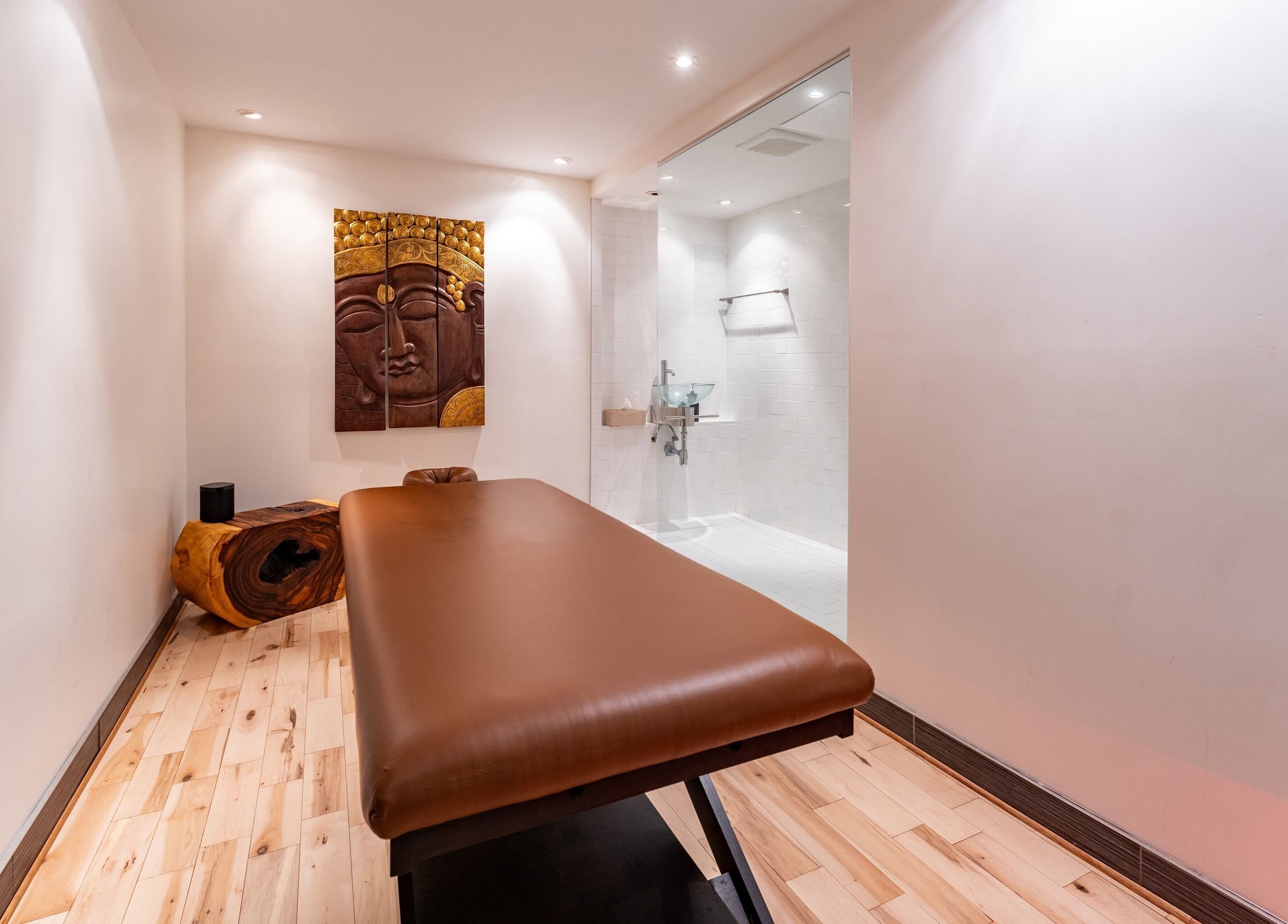 Salle de massage apaisante de Vibrations Om - St. Laurent (Décarie) à Montréal, Québec, CA.