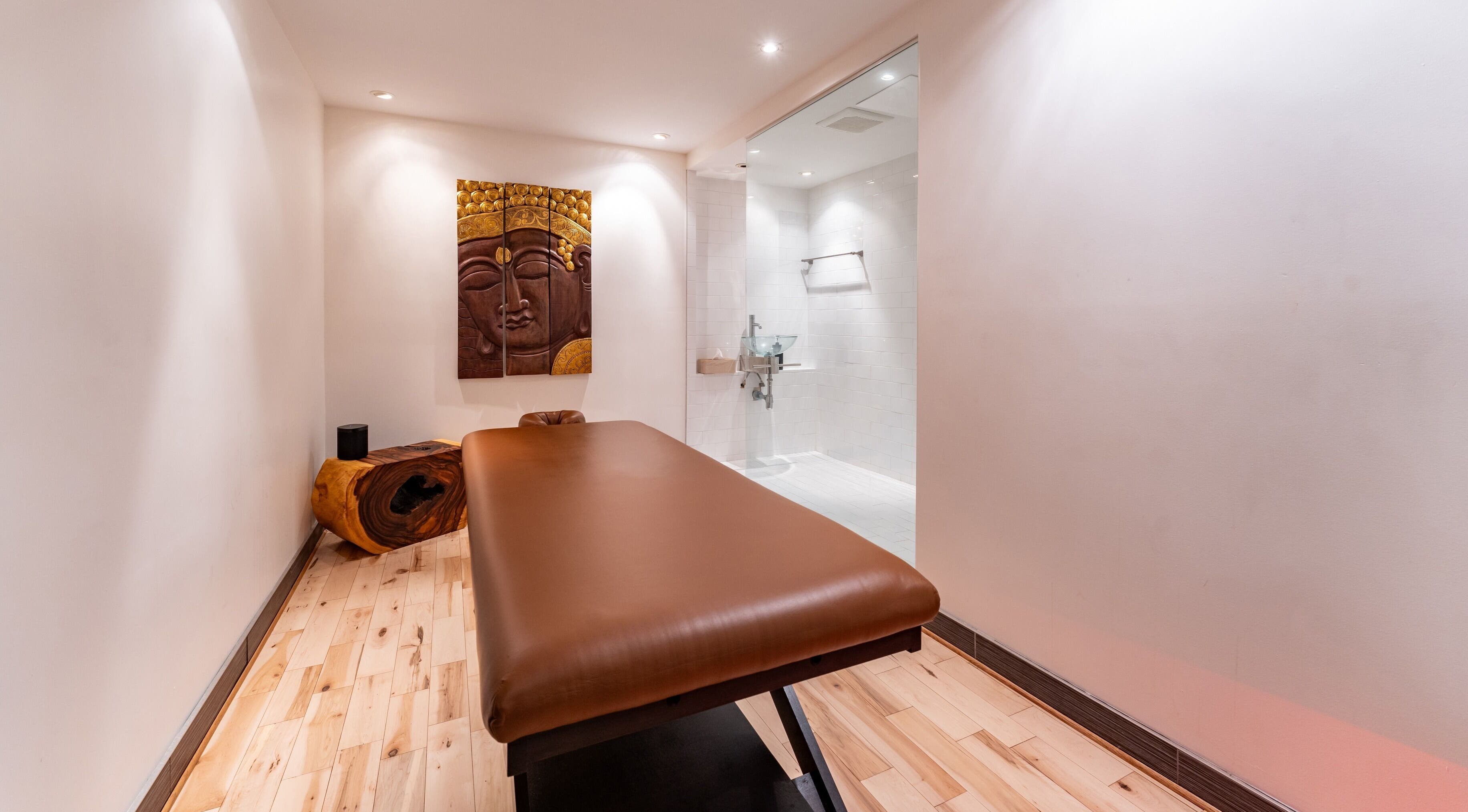 Salle de massage apaisante de Vibrations Om - St. Laurent (Décarie) à Montréal, Québec, CA.