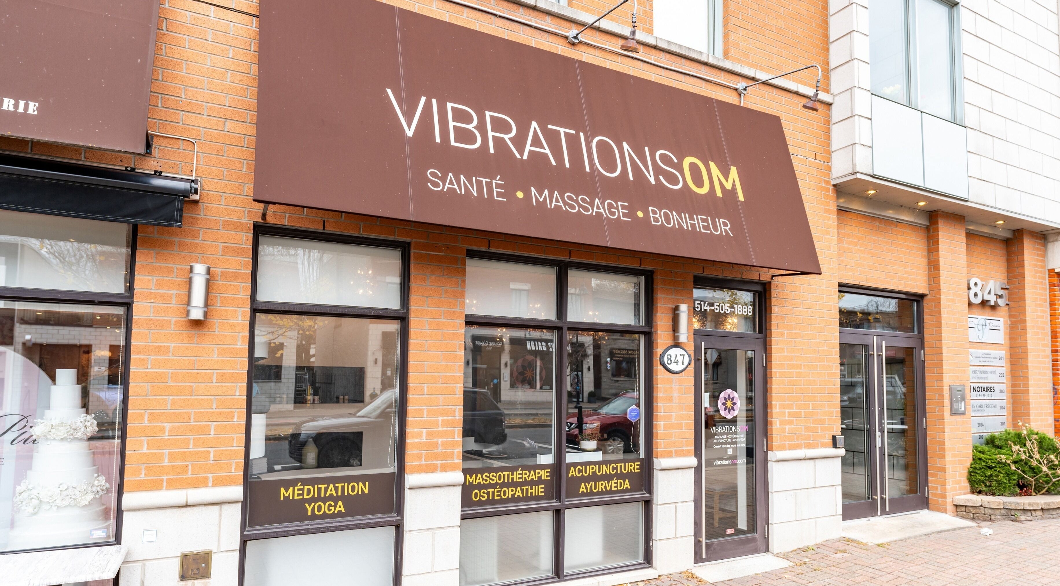 Entrée de Vibrations Om - St. Laurent (Décarie) à Montréal, Québec, CA avec enseigne extérieure marron.