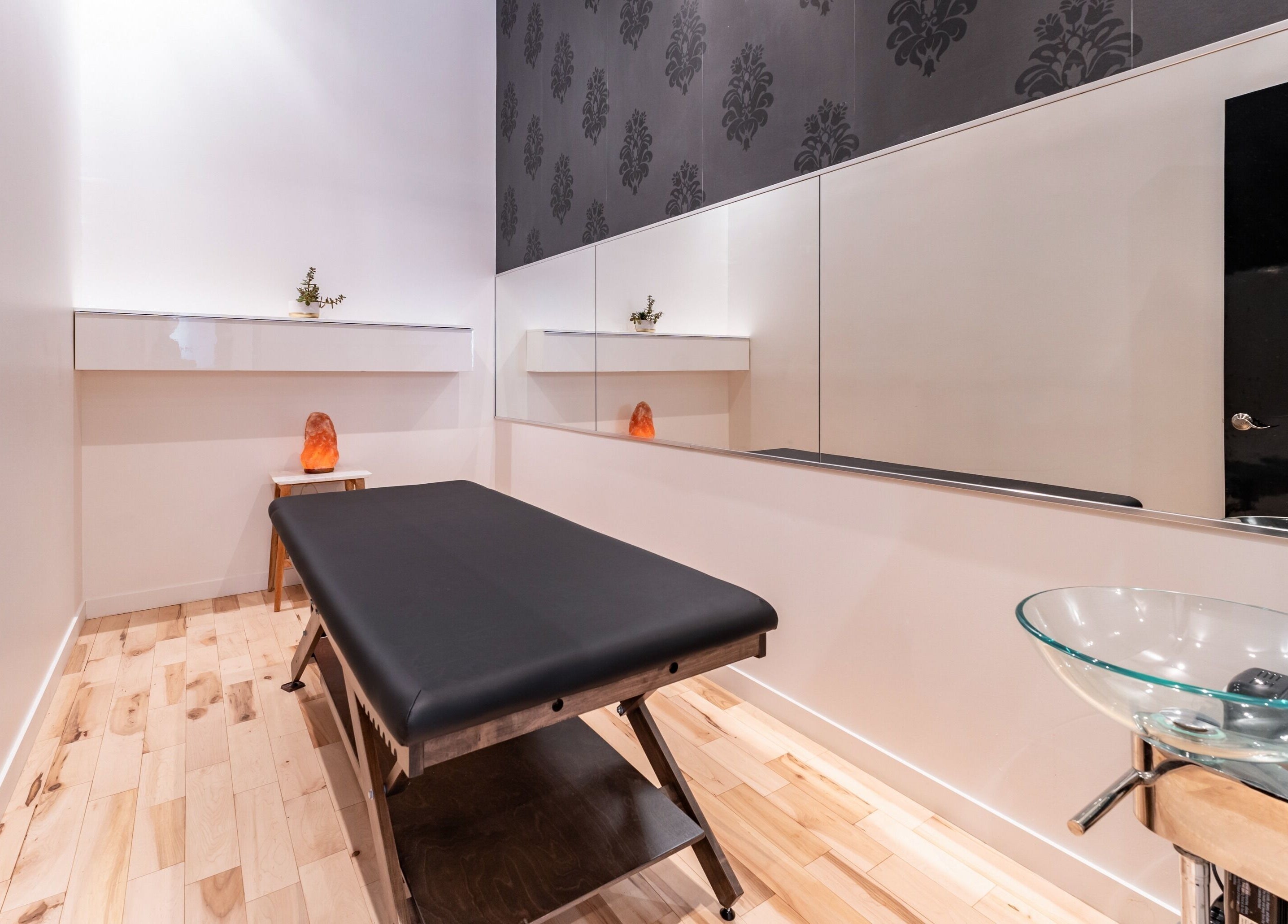 Salle de massage élégante chez Vibrations Om - St. Laurent (Décarie), Montréal, Québec, CA.