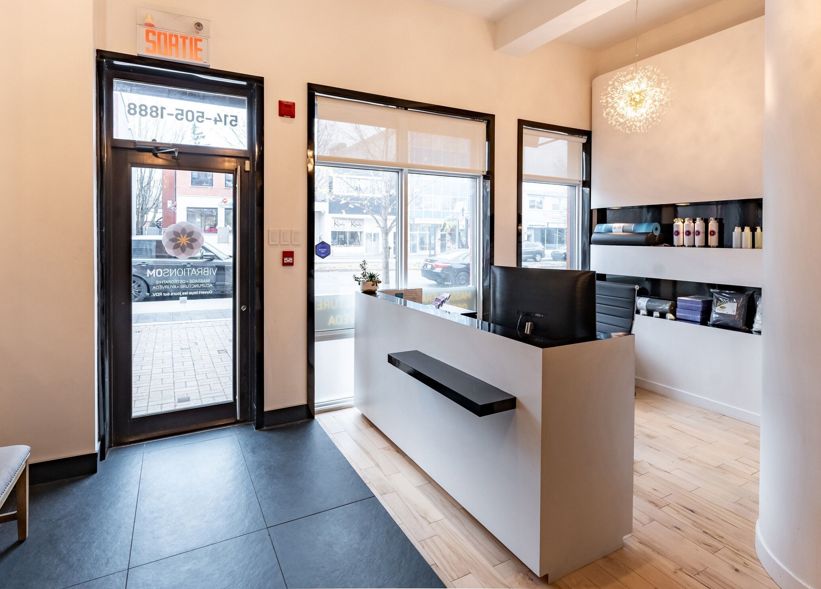 Réception lumineuse chez Vibrations Om - St. Laurent (Décarie), Montréal, Québec, CA.