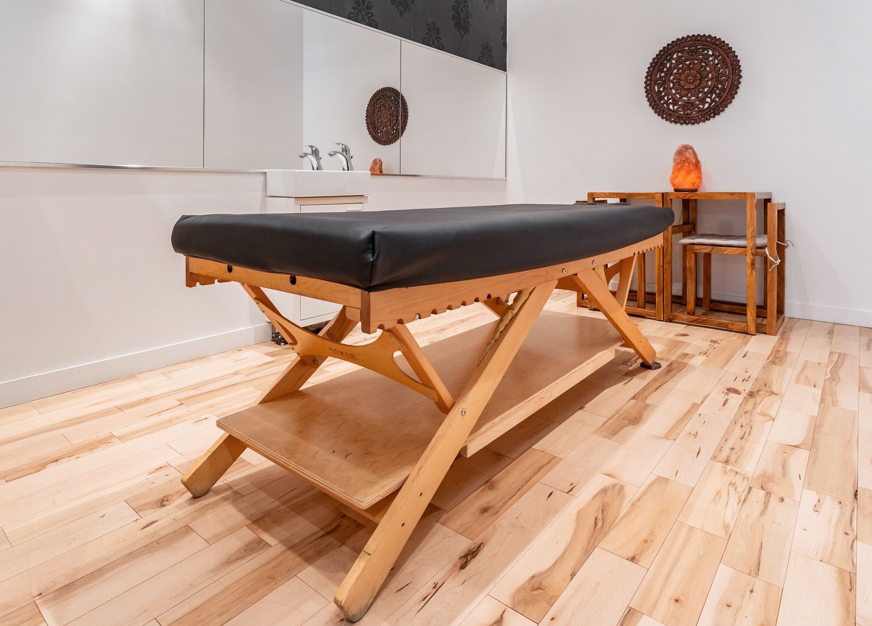 Table de massage élégante chez Vibrations Om - St. Laurent (Décarie) à Montréal, Québec, CA.